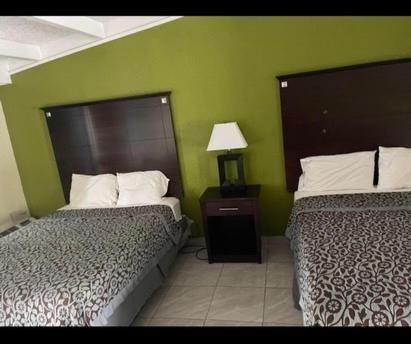 Regency Inn Пери Екстериор снимка